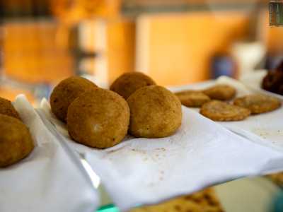 Notiamo in vetrina gli I�li k�fte (palline di bulgur o semolino ripiene di carne aromatizzata con erbe) e i falafel (polpettine fritte di ceci)...